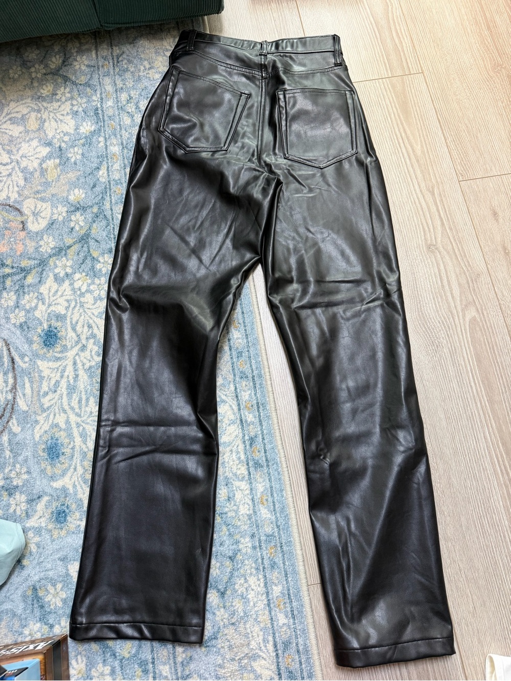 Abercrombie Curve Love High Rise 90s Straight Vegan Leather Pant in Black - Picture 7 of 7
